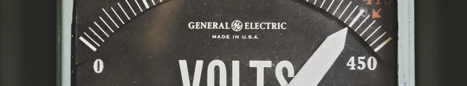 Voltmetermessgerät mit Skala bis 450 Volt, zeigt aktuelle Voltzahl an.