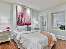 Modernes Badezimmer mit Waschtischen, Badewanne und großen Spiegeln an grauen Wänden.