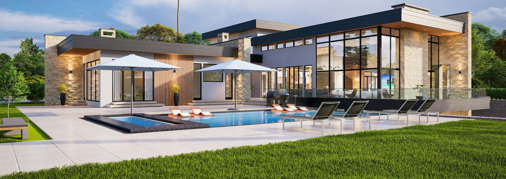Moderne Villa mit Pool, Sonnenliegen und großzügiger Glasfront, umgeben von Rasenfläche.